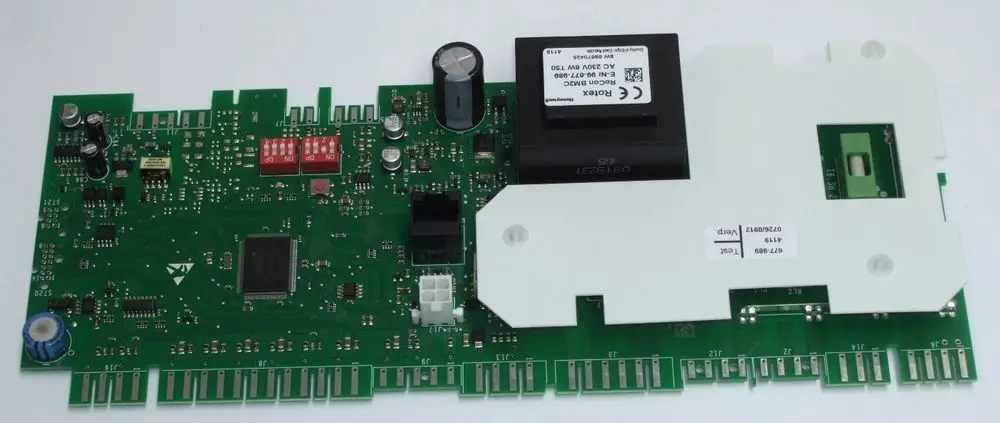 Daikin Regelungsplatine mit mehreren Anschlüssen, Kondensatoren und einem Mikrochip, geeignet für Heizungsanwendungen.